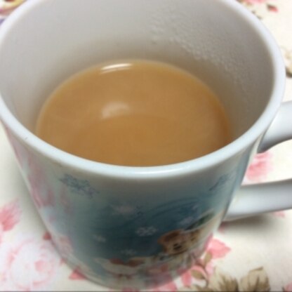 突然の大雨でビックリの奈良ですが3時のティータイムに作りました♡烏龍茶と牛乳の組み合わせは初めてですが美味しく温まりました♡レシピ感謝です(^^)